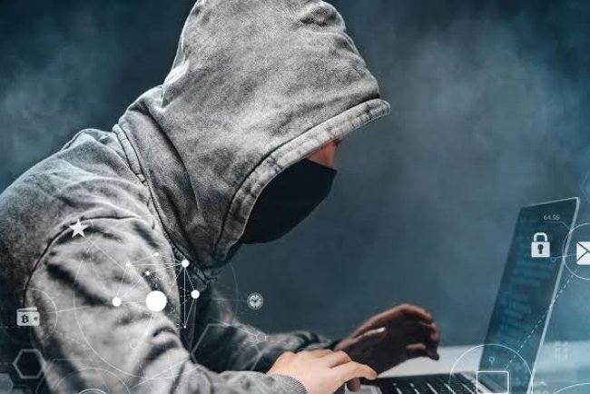 A Delhi woman loses ₹47 lakh over a WhatsApp conversation in a KYC scam:  How can I keep myself safe?