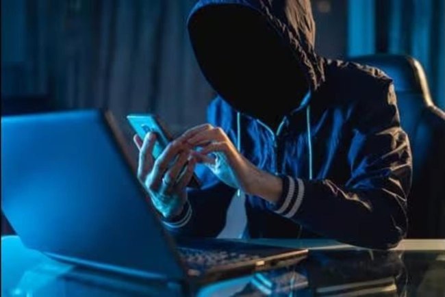 Bank KYC Update: A cybercriminal who pretended to be an Axis Bank employee was detained after committing fraud in Uttar Pradesh and Bihar.